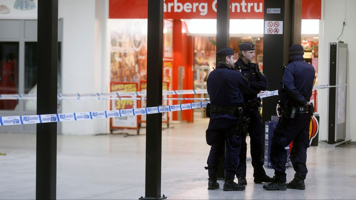 En man har blivit skjuten i Vårbergs centrum i sydvästra Stockholm. Foto: NICKLAS THEGERSTRÖM/TT