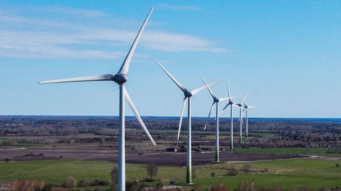 Ny forskning från Högskolan i Gävle visar att vindkraftverk kan avge infraljud som människor inte kan höra men som potentiellt orsakar sömnproblem och stress. Foto: Jonas Ekströmer / TT.