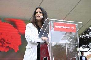 Vänsterpartiets partiledare Nooshi Dadgostar talar under politikerveckan i Almedalen. Foto: Jessica Gow/TT