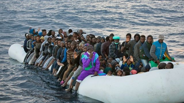 Migranter korsar medelhavet i gummibåt 2017. Arkivbild. Foto: Emilio Morenatti/ AP/ TT