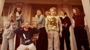 Ungdomar, främst politikers barn, på Harpsunds trappa 1979. Skärmbild från Pernilla Kleins Facebook