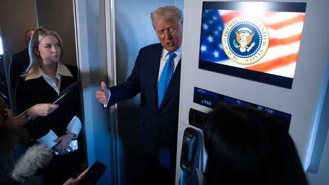 Trump talade med reportrar ombord på Air Force One. Foto: Mark Schiefelbein/AP/TT