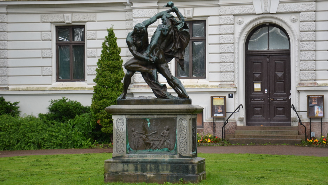 Bältesspännarna utanför Vänersborgs museum. Foto: Bengt Oberger, Common Domain.