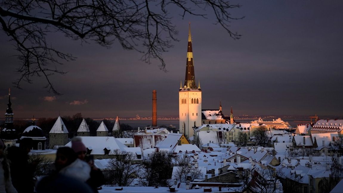 Personerna är misstänkta för att ha agerat på uppdrag av rysk underrättelsetjänst. Arkivbild från den estniska huvudstaden Tallinn. Foto: PAVEL GOLOVKIN/AP/TT