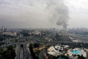 Rök stiger från en byggnad i Syriens huvudstad Damaskus på söndagen. Foto: Ghaith Alsayed/AP/TT