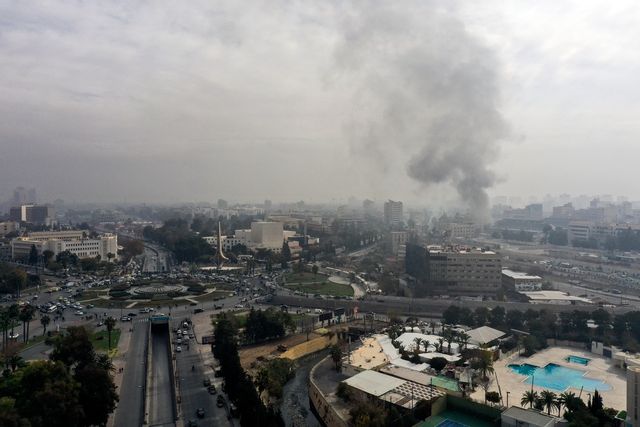 Rök stiger från en byggnad i Syriens huvudstad Damaskus på söndagen. Foto: Ghaith Alsayed/AP/TT