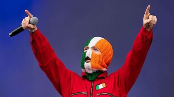 Kneecaps J. J. O Dochartaigh under konsert i Finsbury Park i London i juli. Bild: Scott A Garfitt/Invision/AP