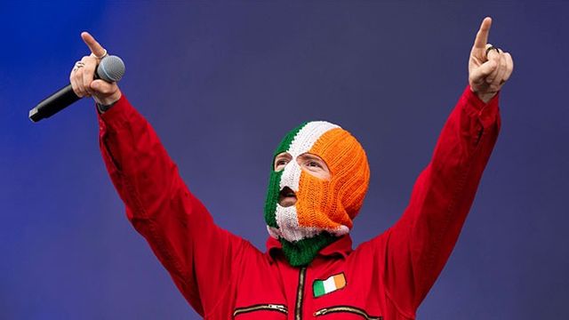 Kneecaps J. J. O Dochartaigh under konsert i Finsbury Park i London i juli. Bild: Scott A Garfitt/Invision/AP