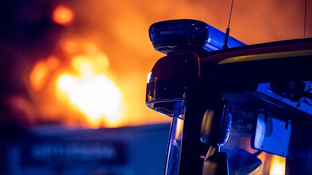 Två personer med brännskador har förts till sjukhus efter en våldsam villabrand i Kungsa Foto: JOHAN NILSSON/TT