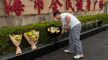 När sörjande försökte hedra offren vid idrottsanläggningen i Zhuhai grep säkerhetspersonal in och avlägsnade alla blomster och ljus. Foto: AP