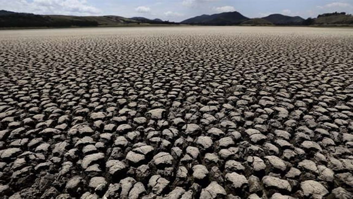 En uttorkad sjö i Colombia. I landet dödades i fjol minst 65 människor som kämpade mot miljöförstöringar. Foto: Fernando Vergara/AP/TT