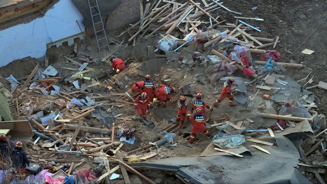 Räddningsarbetare letar bland rasmassor i en del av staden Haidong. Foto: ZHANG HONGXIANG/NYA KINA (XINHUA) VIA AP/TT