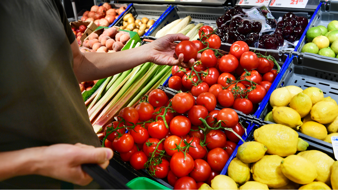 Genrebild. Det ska vara billigare med nyttigt, som grönsaker och frukt. Det menar forskare från Chalmers som vill se en matskatteväxling - där momsen på chips och godis föreslås höjas. Foto: Chris Anderson/TT