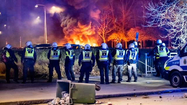 Kravallpoliser i Malmö i samband med Rasmus Paludans koranbränning. Foto: Johan Nilsson/TT