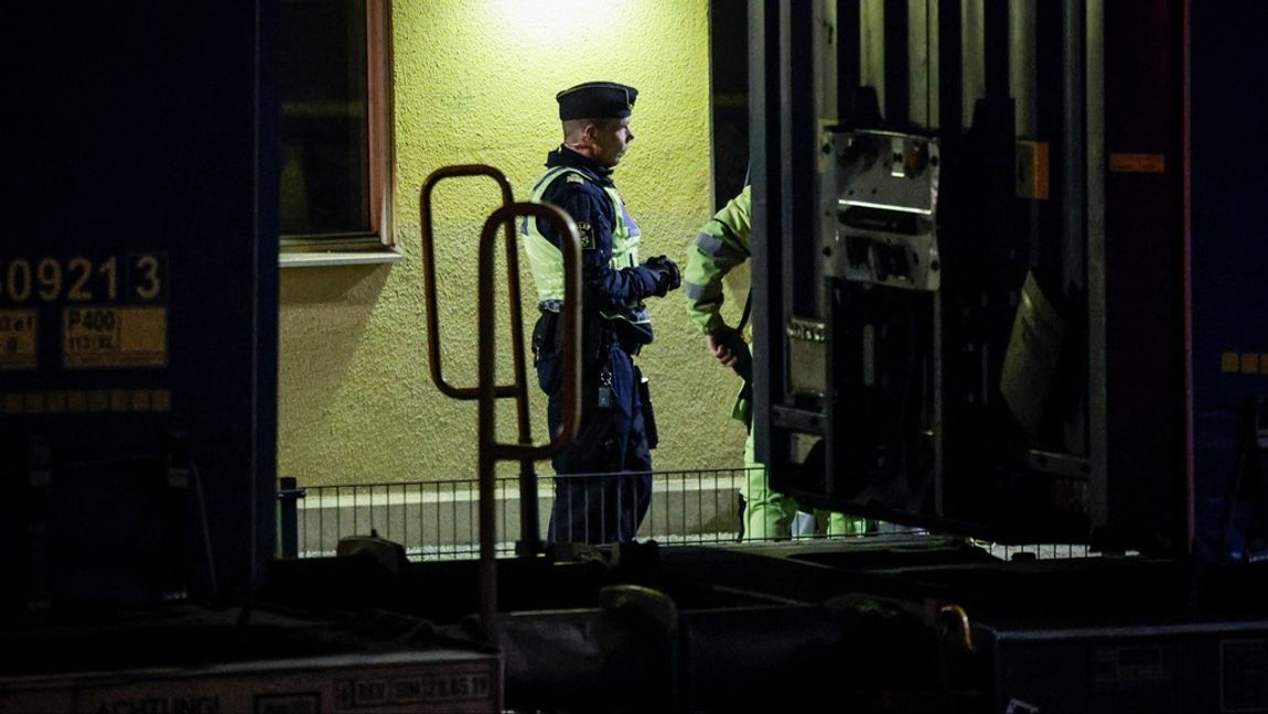 Polis på plats vid Södra station i centrala Örebro, där tre personer skadades mycket allvarligt i en påkörningsolycka med tåg på onsdagskvällen. Foto: PAVEL KOUBEK/TT