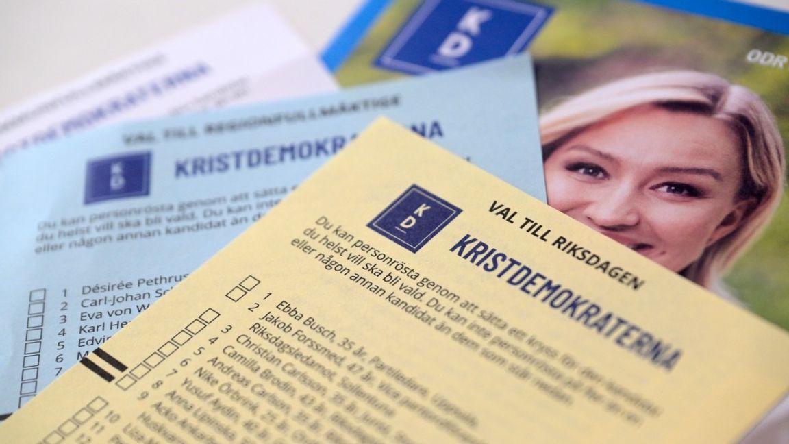 Gul valsedel till riksdagen, blå valsedel till regionalvalet och vit valsedel till kommunalvalet. Foto: Janerik Henriksson/TT