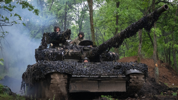 Ukrainska soldater i Bakhmut. Foto: Efrem Lukatsky/AP/TT