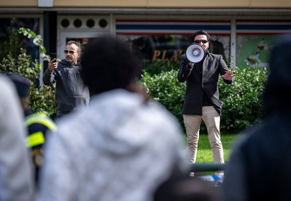 Sommaren 2023 brände Salwan Momika (till höger) tillsammans med Salwan Najem koraner på flera platser i Sverige. Arkivbild. Foto: Johan Nilsson/TT