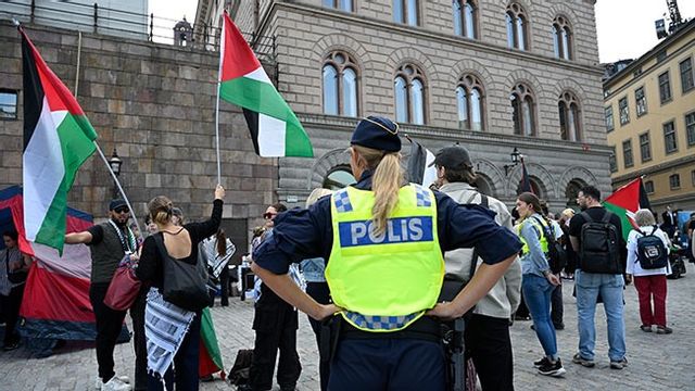 Propalestinsk demonstration på Mynttorget vid riksmötets öppnande i riksdagens kammare. Foto: Anders Wiklund / TT