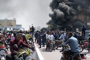 Demonstranter och nyfikna på gatorna i Kinshasa på tisdagen. Samy Ntumba Shambuyi/AP/TT