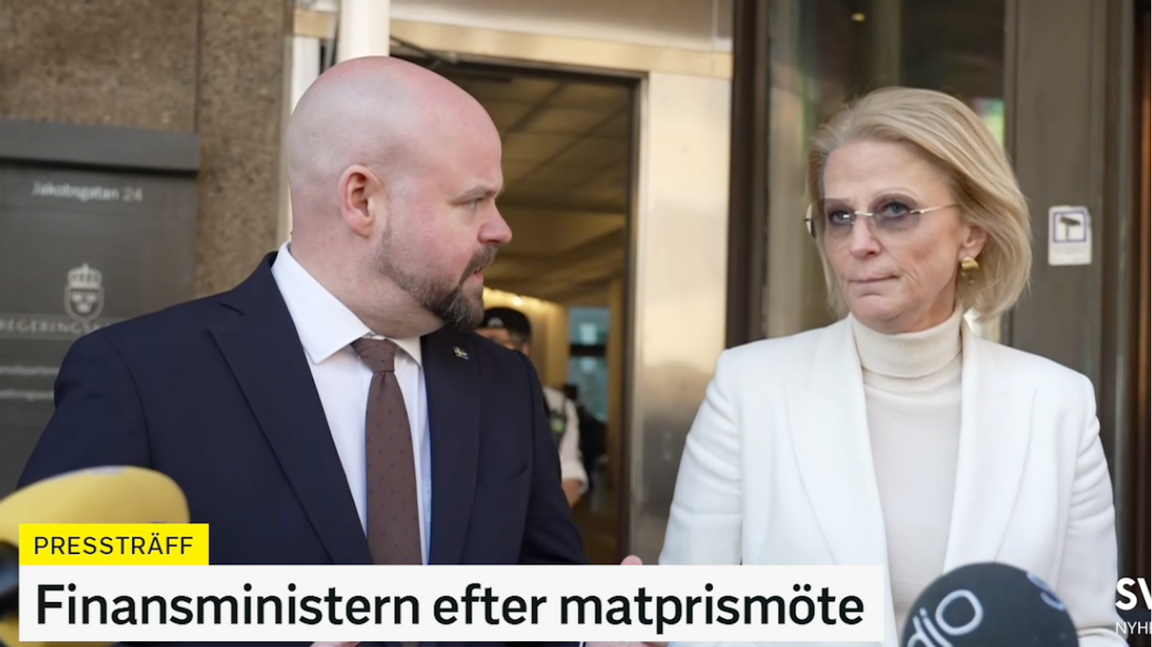 Landsbygdsminister Peter Kullgren (KD) och finansminister Elisabeth Svantesson (M) under torsdagens pressträff. Foto: SVT