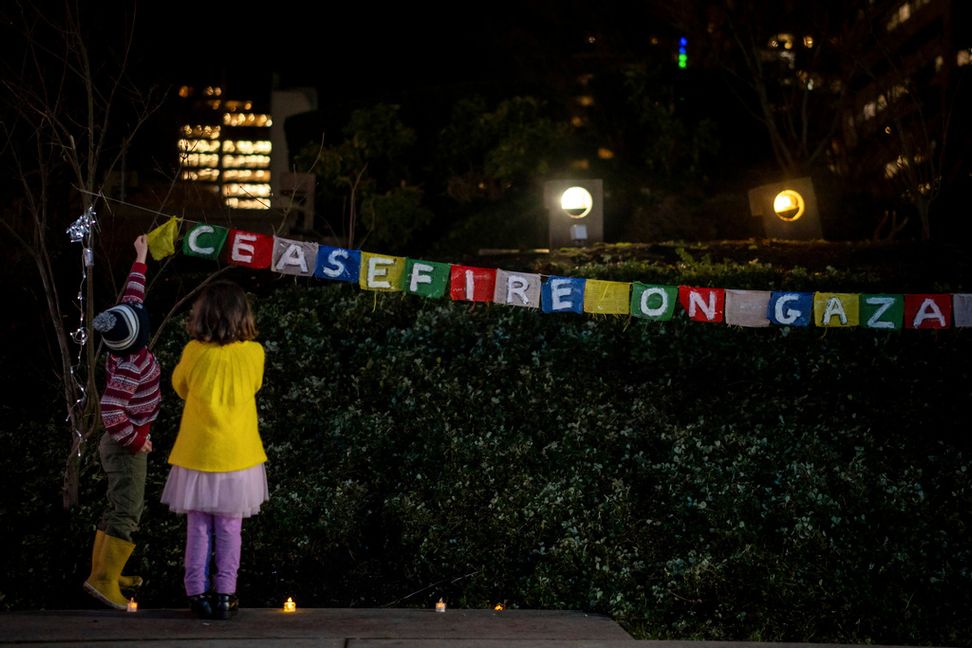 Barn i Vancouver, Kanada firar beskedet om en vapenvila på onsdagskvällen. Foto: Ethan Cairns/AP/TT