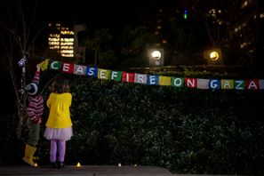 Barn i Vancouver, Kanada firar beskedet om en vapenvila på onsdagskvällen. Foto: Ethan Cairns/AP/TT