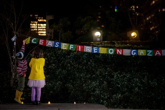 Barn i Vancouver, Kanada firar beskedet om en vapenvila på onsdagskvällen. Foto: Ethan Cairns/AP/TT