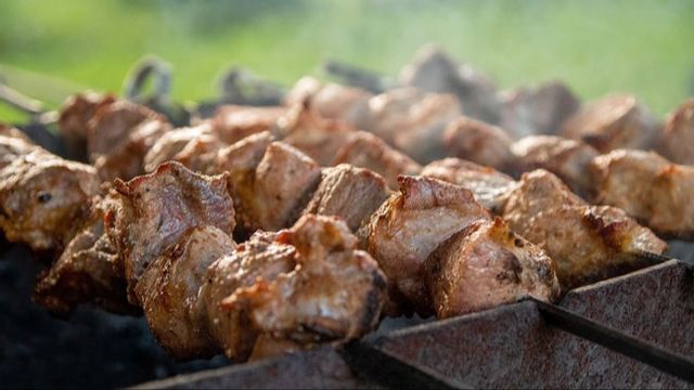En kvinna i Danmark kallades ’shish kebab’ på sin arbetsplats och fick sparken efter att ha protesterat mot kränkningen. Nu tilldelas hon 384 000 kronor i diskrimineringsersättning. Foto: Pixabay..