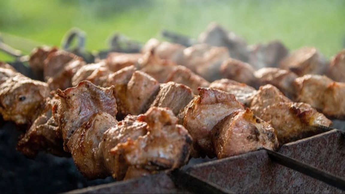 En kvinna i Danmark kallades ’shish kebab’ på sin arbetsplats och fick sparken efter att ha protesterat mot kränkningen. Nu tilldelas hon 384 000 kronor i diskrimineringsersättning. Foto: Pixabay..