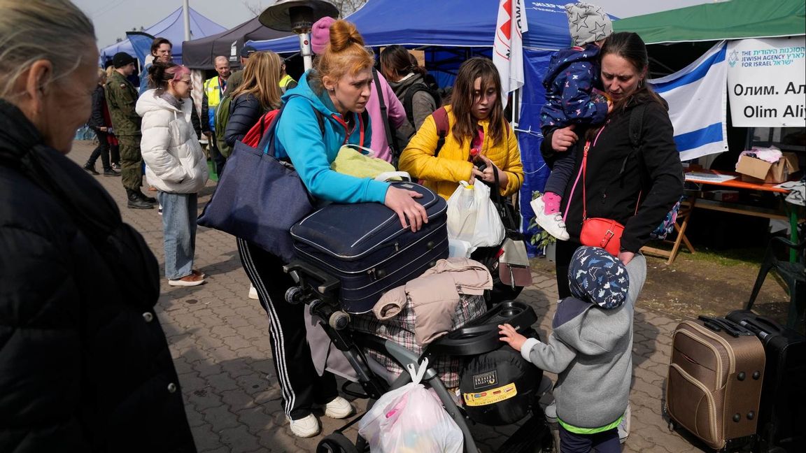 Ukrainska flyktingar vid den polska gränsen. Foto: AP/Sergei Grits