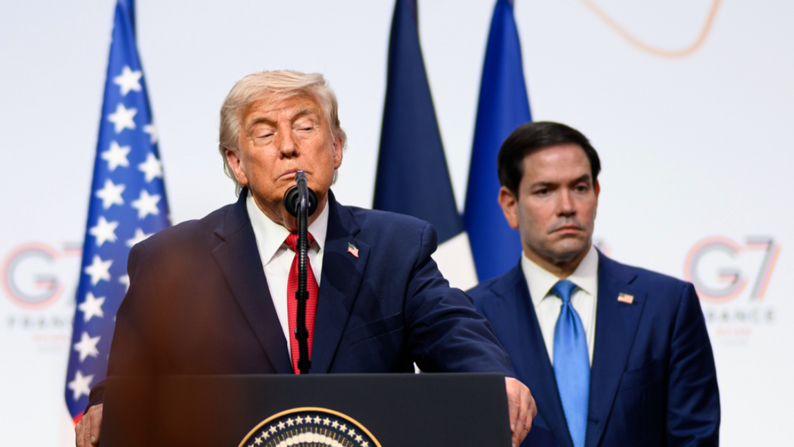 USA:s president Donald Trump, här tillsammans med utrikesminister Marco Rubio vid G7-mötet, hyllar avtalet med Iran – men möts av hård kritik från iranier i exil. Foto: The White House, Public domain, via Wikimedia Commons