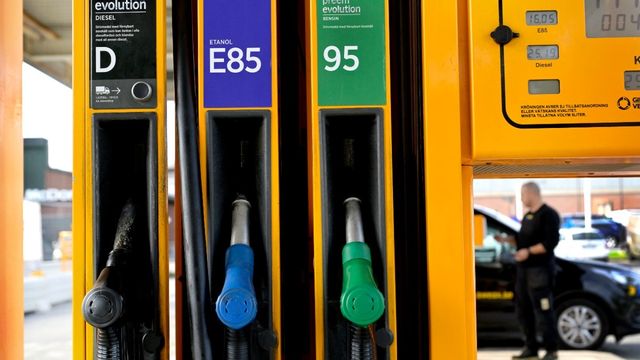 Efter årsskiftet blir det billigare med både bensin och diesel. Foto: Janerik Henriksson/TT