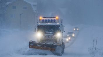 Plogning av snö utanför Sundsvall på måndagen. SMHI har utfärdat en klass 3-varning, vilket har fått Trafikverket att ställa in tåg och skolor att stänga. Foto: Mats Andersson/TT