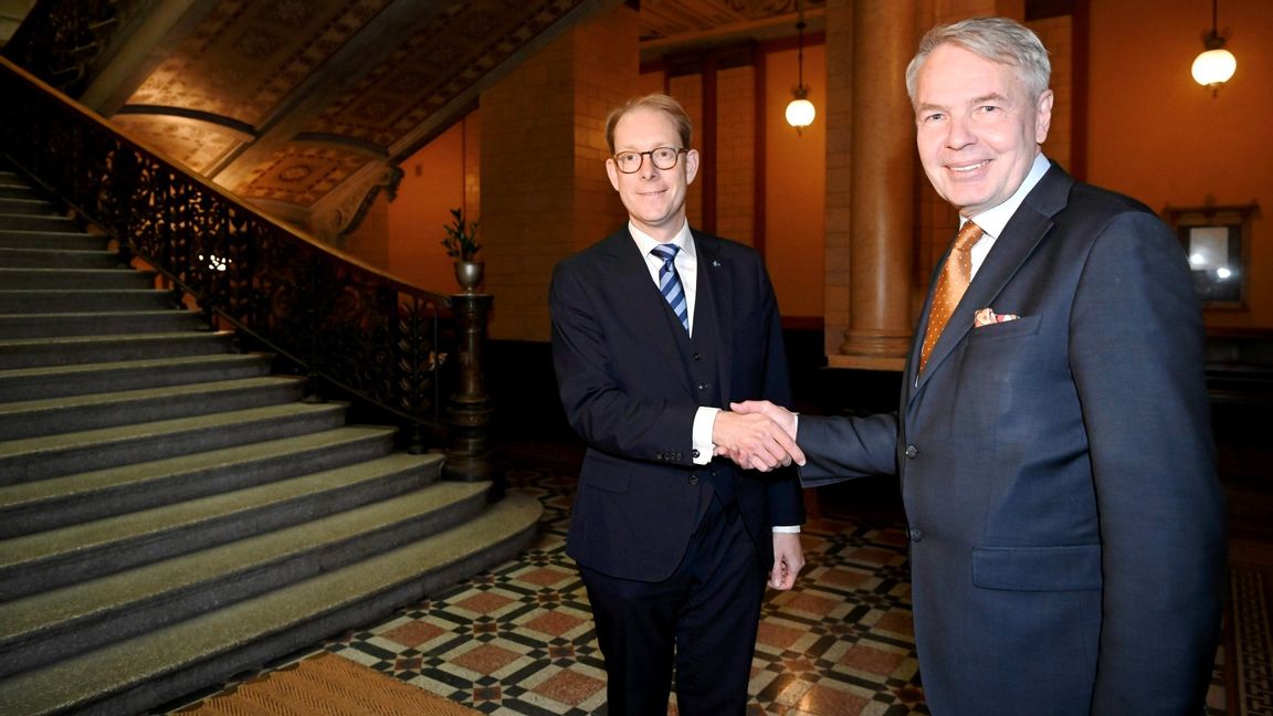 Sveriges nya utrikesminister Tobias Billström träffade Finlands utrikesminister Pekka Haavisto i Helsingfors. Foto: Markku Ulander/AP/TT