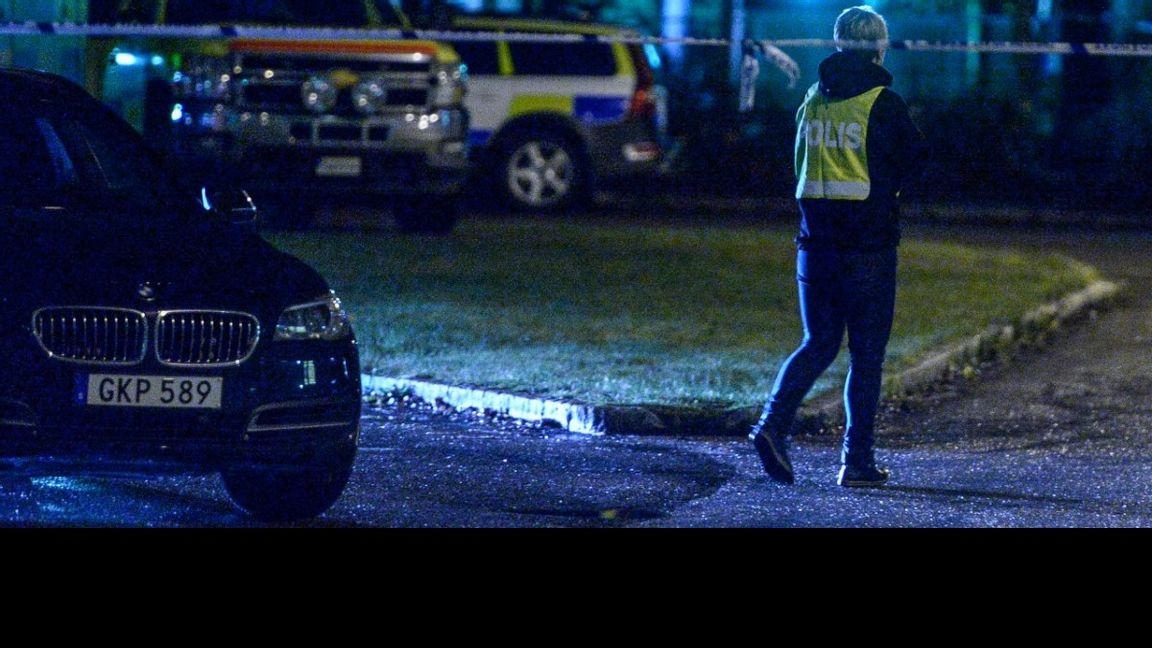 Skottlossning i förorten Sävja utanför Uppsala under söndagsnatten. Foto: Claudio Bresciani / TT