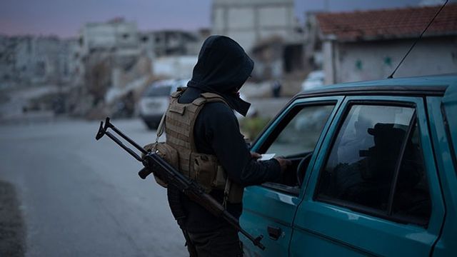 Soldat från det nya syriska styret kontrollerar bilist i Homs på nyårsdagen. Bild: AP Photo/Leo Corre