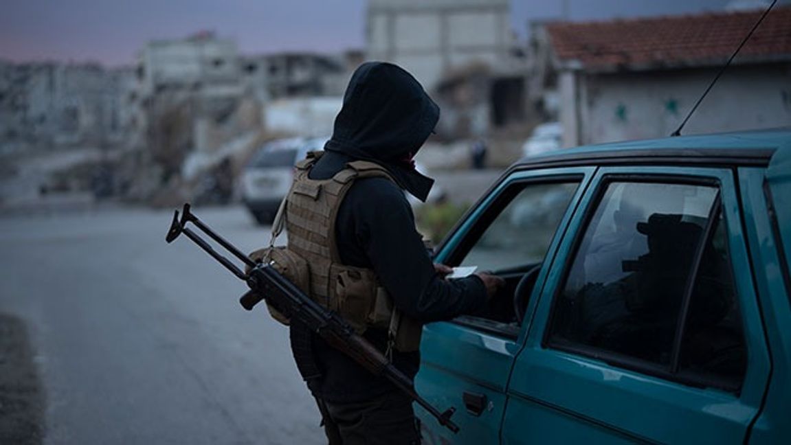 Soldat från det nya syriska styret kontrollerar bilist i Homs på nyårsdagen. Bild: AP Photo/Leo Corre