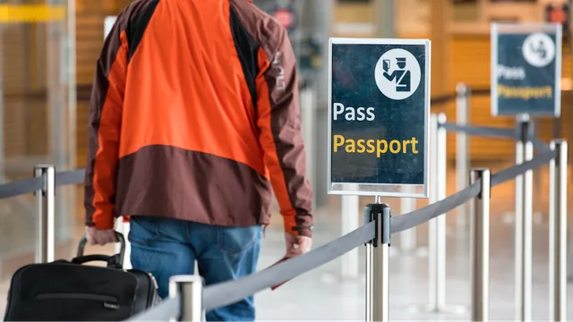 Genrebild. Från april 2025 måste svenska resenärer ha elektroniskt inresetillstånd (ETA) klart innan de ställer sig i passkön till Storbritannien. Foto: Gorm Kallestad/NTB/TT