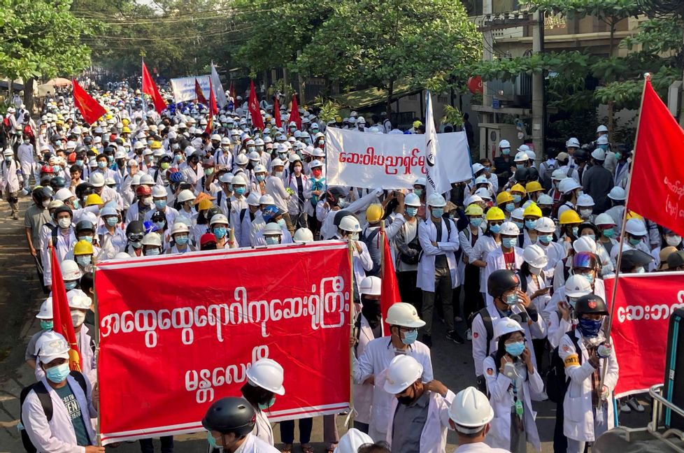 Demonstration i Myanmars näst största stad Mandalay på söndagen. Foto: AP/TT
