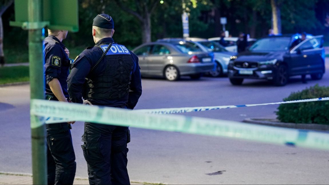 Mannen som sköts i en park i Västerås på fredagskvällen dog av sina skador. Foto: Henrik Gustafsson Nicander/TT