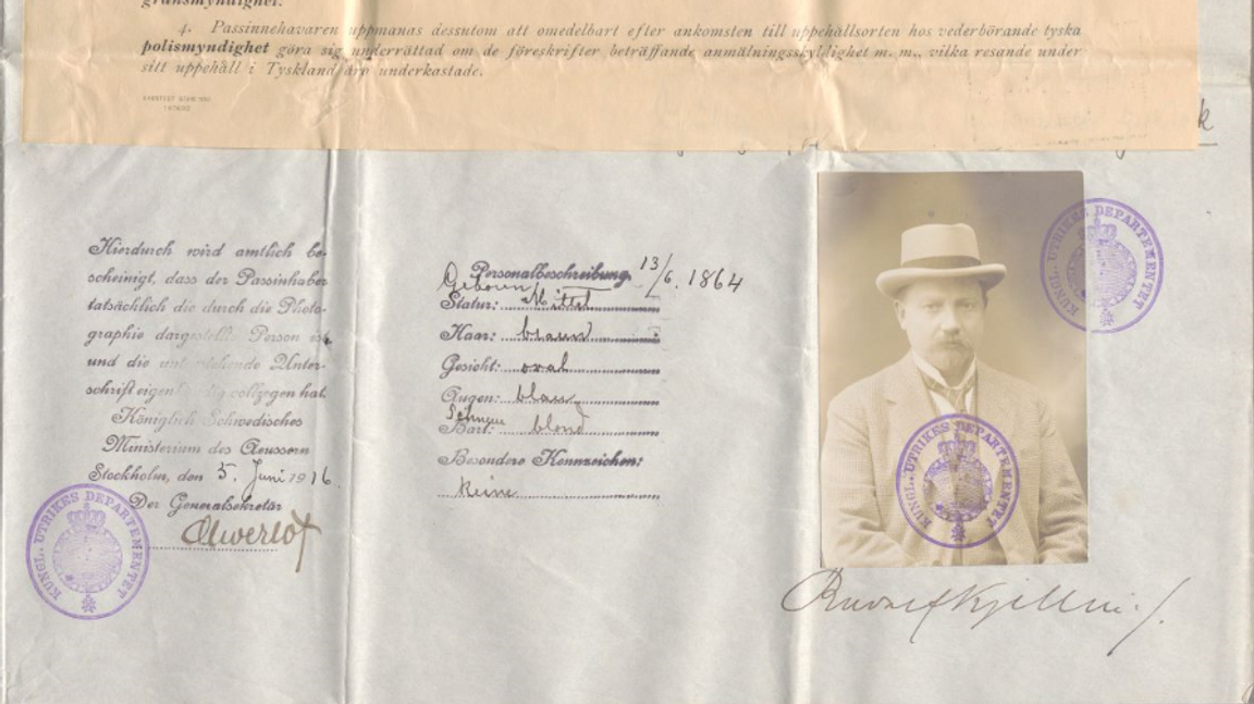 Den svenske statsvetarprofessorn och riksdagsmannen Rudolf Kjellén (1864–1922) myntade begreppet ”geopolitik”. På bilden en detalj ur ett pass utfärdat för hans resa till Tyskland och Österrike-Ungern år 1916. Källa: Uppsala Universitet/Alvin Public Domain.