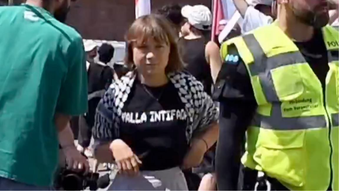 Greta Thunberg i sin t-shirt med texten ”Yalla Intifada”. Foto: X