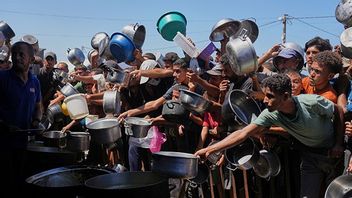 Gazabor trängs vid matutdelning. Bild: AP Photo/Abdel Kareem Hana