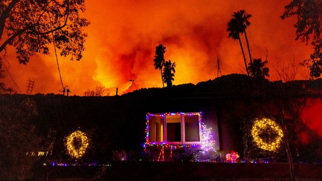 En helikopter vattenbombar branden i Los Angeles-området Pacific Palisades. Ethan Swope/AP/TT