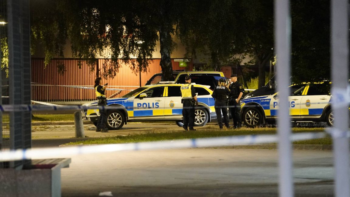 Polisens avspärrningar i Biskopsgården. Foto: Björn Larsson Rosvall/TT.