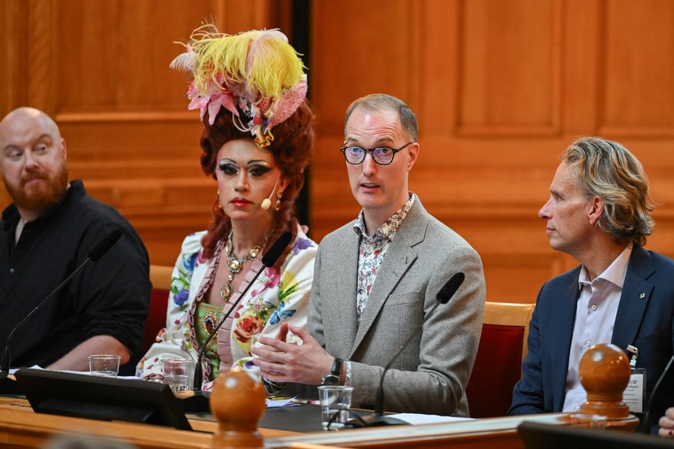 Petter Wallenberg, grundare till teatersällskapet Bland drakar och dragqueens, dragartisten Inga Tvivel, Jan Jönsson (L) samt John Stauffer, chef för Civil Rights Defenders under seminariet. Jonas Ekströmer/TT