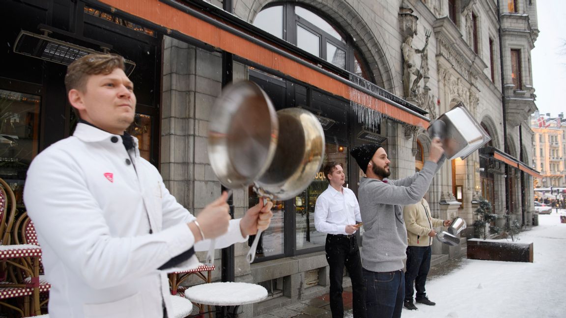 Personalen på restaurang Laroy protesterar mot coronarestriktionerna. Foto: Henrik Montgomery/TT
