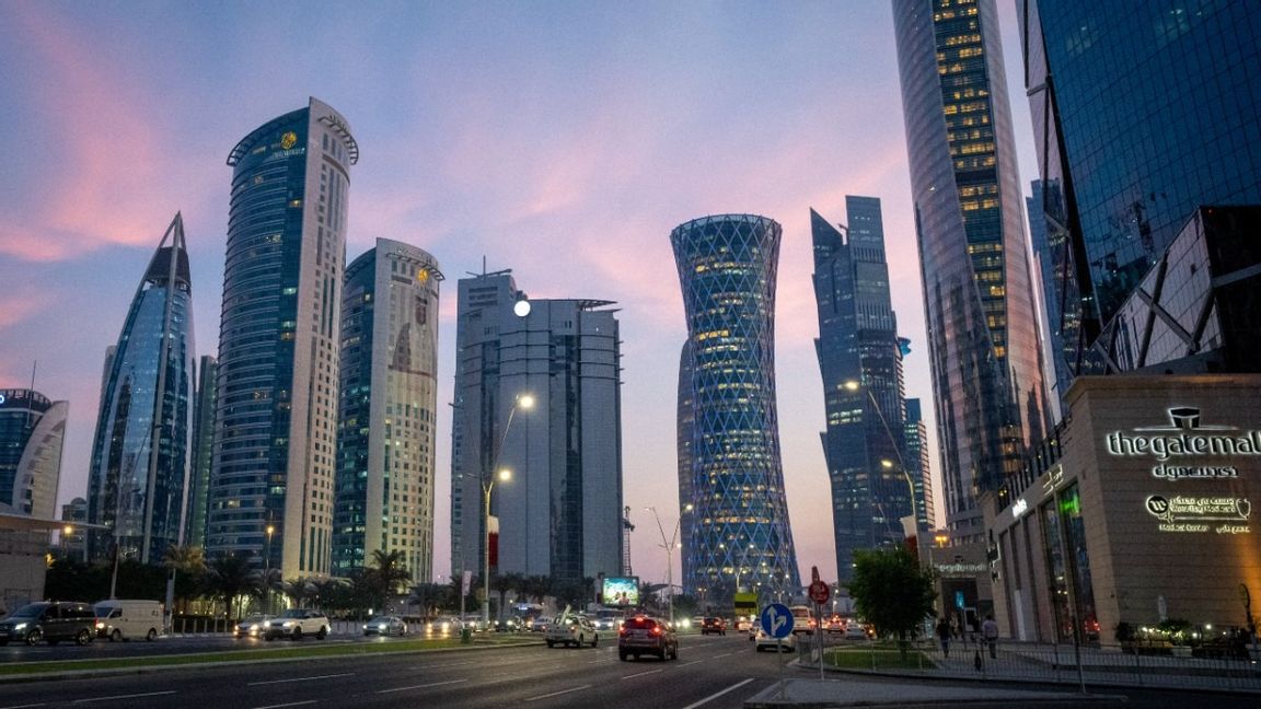 Det hotelltäta West Bay-området i Qatars huvudstad Doha. Flera hotell som Internationella fotbollsförbundet rekommenderar under VM i Qatar senare i år tar inte emot homosexuella gäster, visar en undersökning från SVT, NRK och DR. Arkivbild. Foto: Darko Bandic/AP/TT: