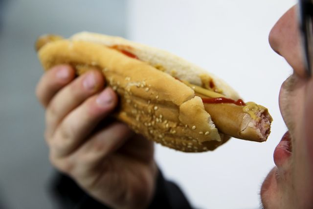 Gott och lätt att äta men sällan näringsrikt. Reklam och tillgänglighet gör att mat som ofta är för söt, salt och fet för vårt bästa säljs i massor. Arkivbild. Foto: Heiko Junge/NTB/TT